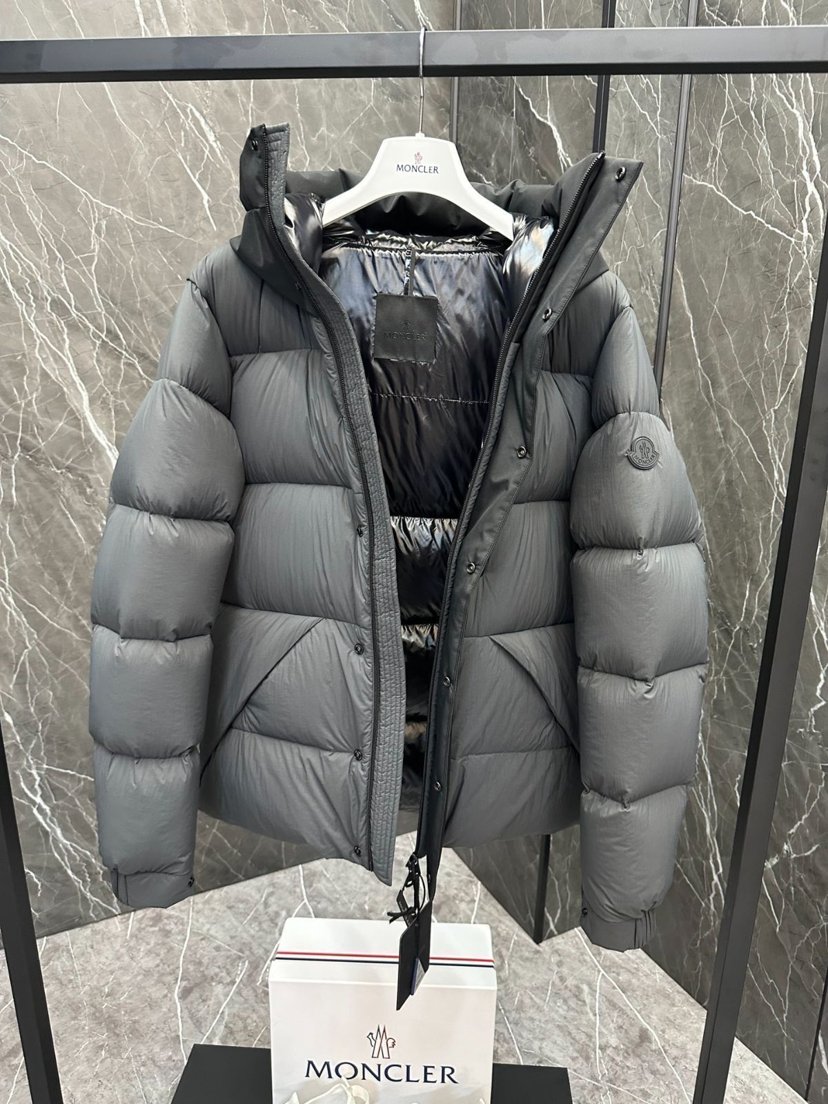 MONCLER♡2024awグレー ダウンジャケット未使用 MONCLERモンクレール 灰色の短い男性｜本日限定特価｜新品未使用
