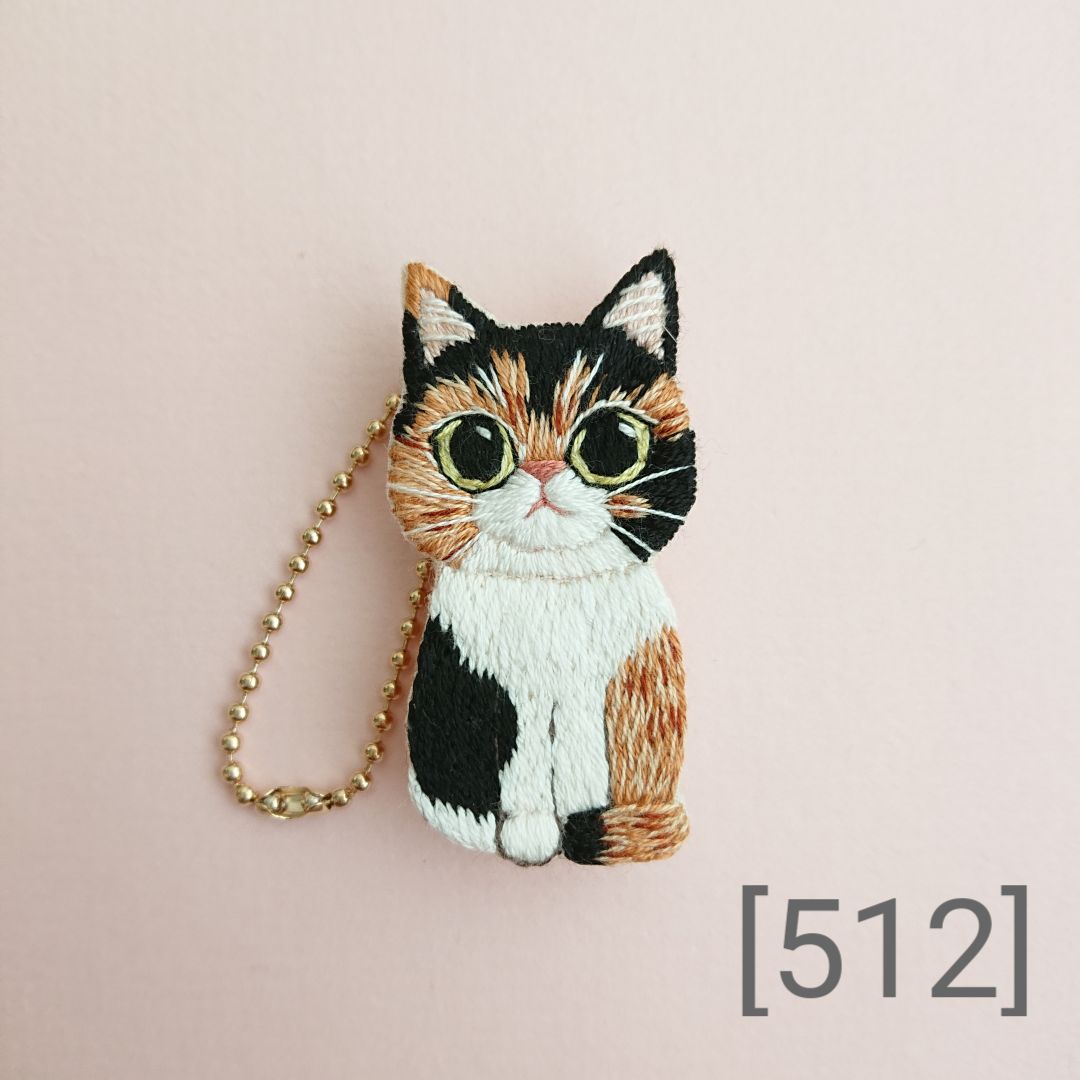 512]三毛猫 猫の刺繍ブローチ 1点 - メルカリ