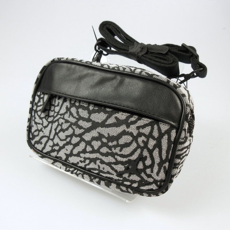 【姫路東店】 中古 NIKE | ナイキ ショルダーバッグ IZON CAMERA BAG HV1620-010 【121】 姫路東店】 中古 NIKE | ナイキ ショルダーバッグ IZON CAMERA BAG