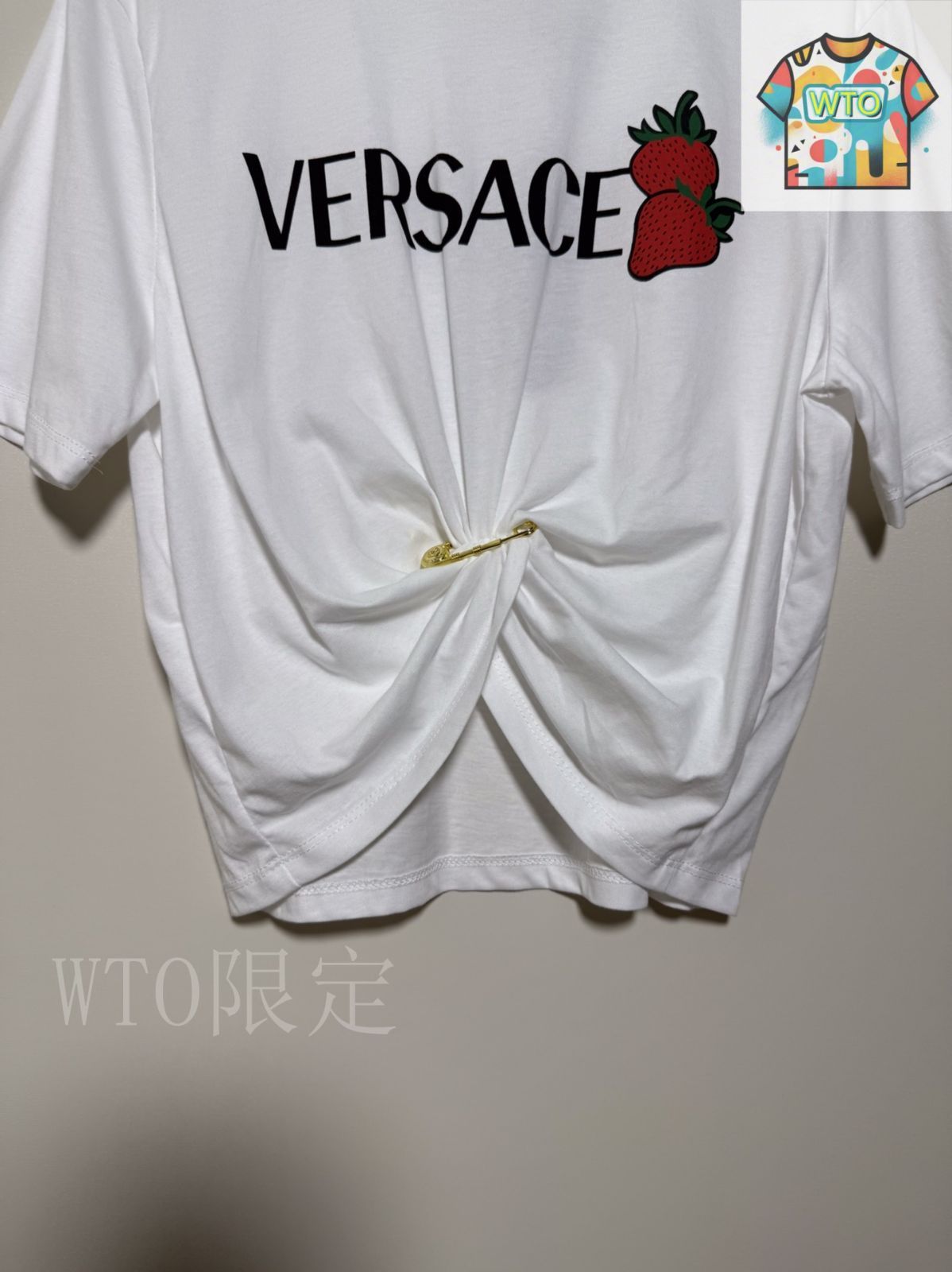 今日WTO】VERSACE Strawberry Print Logo Pin-Embellished Crop