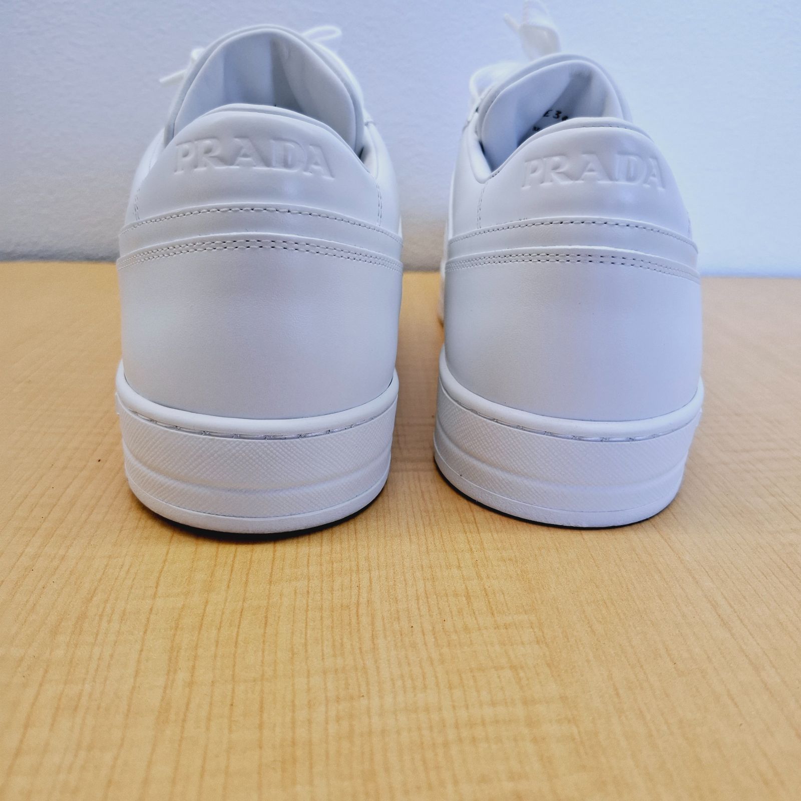 かなり美品】プラダ PRADA スニーカー 2EE364 トライアングルプレート 