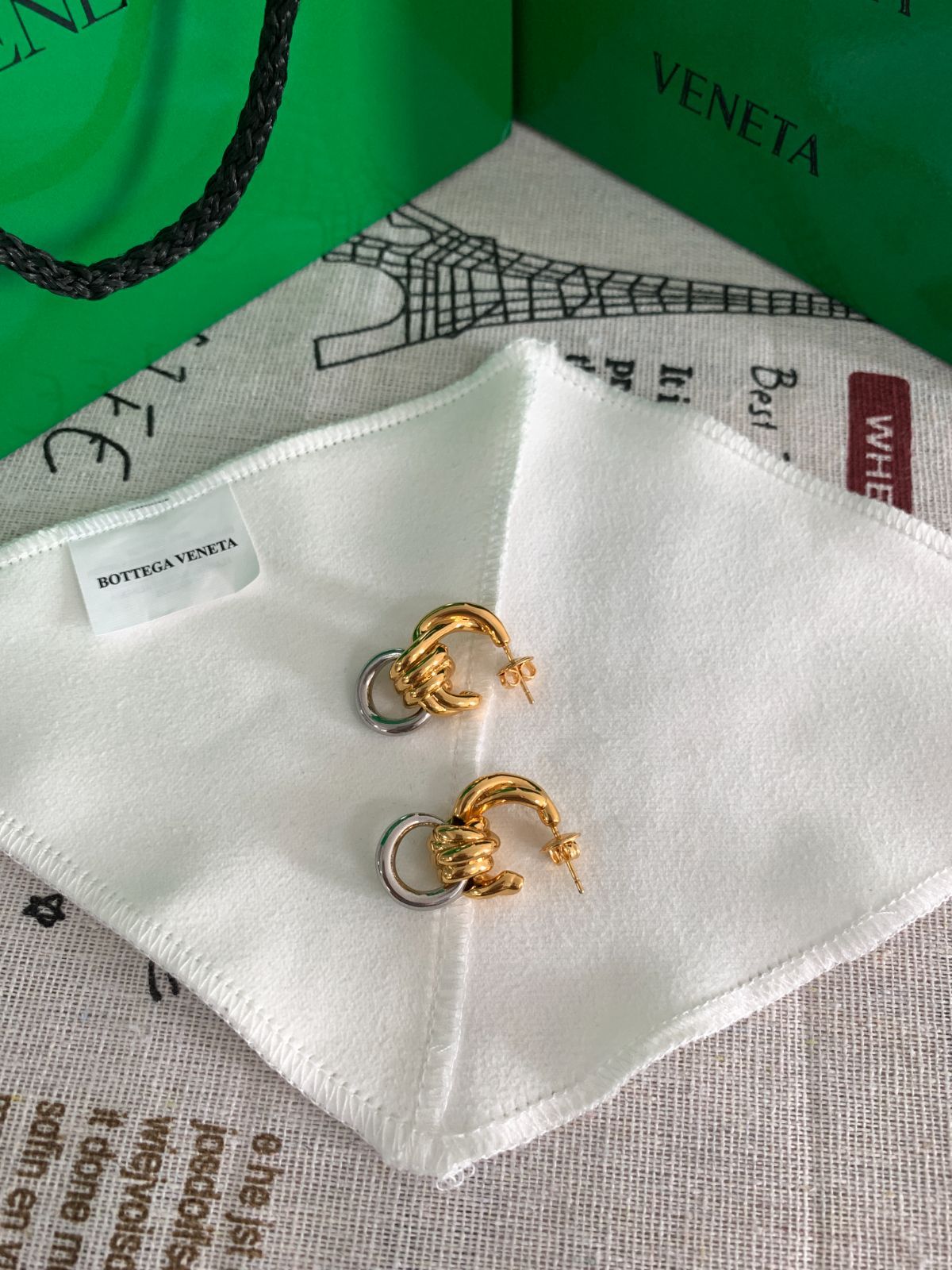 綺麗☆BOTTEGA VENETA ノット スタッズピアス バイカラー☆ お洒落度☆両耳用 BOTTEGA VENETA ノット スタッズピアス バイ