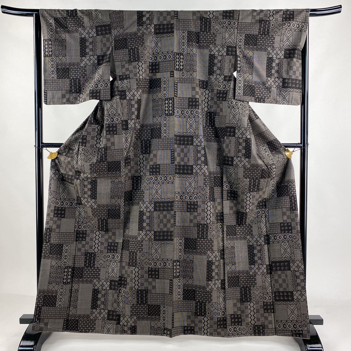 BT156 御紋入 溜塗茶箱・溜塗茶具箱一式（三島手茶碗/朱塗棗・在銘 香合/ 洞華銘 振出/茶巾筒/茶筅/竹茶杓/袱紗）仕覆付☆茶道具 バイセル 着物 名品 紬 焦茶色 幾何学 菱 正絹 袷（10月～5月）身丈