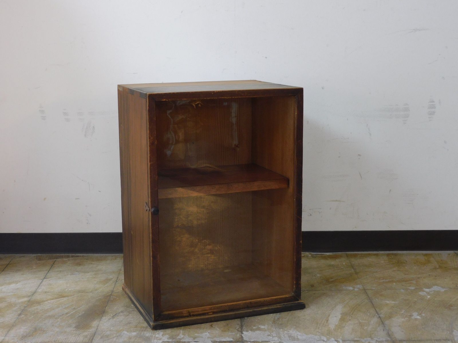 逸品！欅無垢 茶箪笥 透かし彫り 美しい杢目 ガラス戸 違い棚 高さ114cm 逸品！欅無垢 茶箪笥 透かし彫り 美しい杢目 ガラス戸 違い棚 高さ