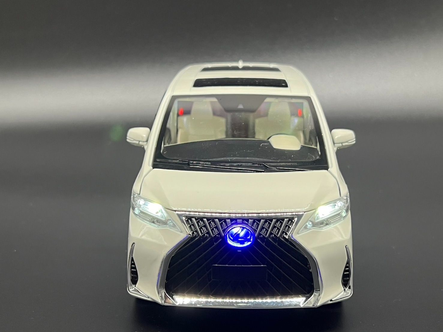 レクサス レクサスLM300 1/18 ミニカー ホワイト H205 レクサス レクサスLM300 1/18 ミニカー ホワイト H205 - メルカリ