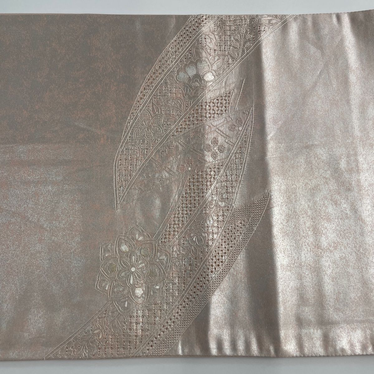 袋帯 美品 秀品 華文 花唐草 刺繍 銀糸 薄ピンク お太鼓柄 正絹