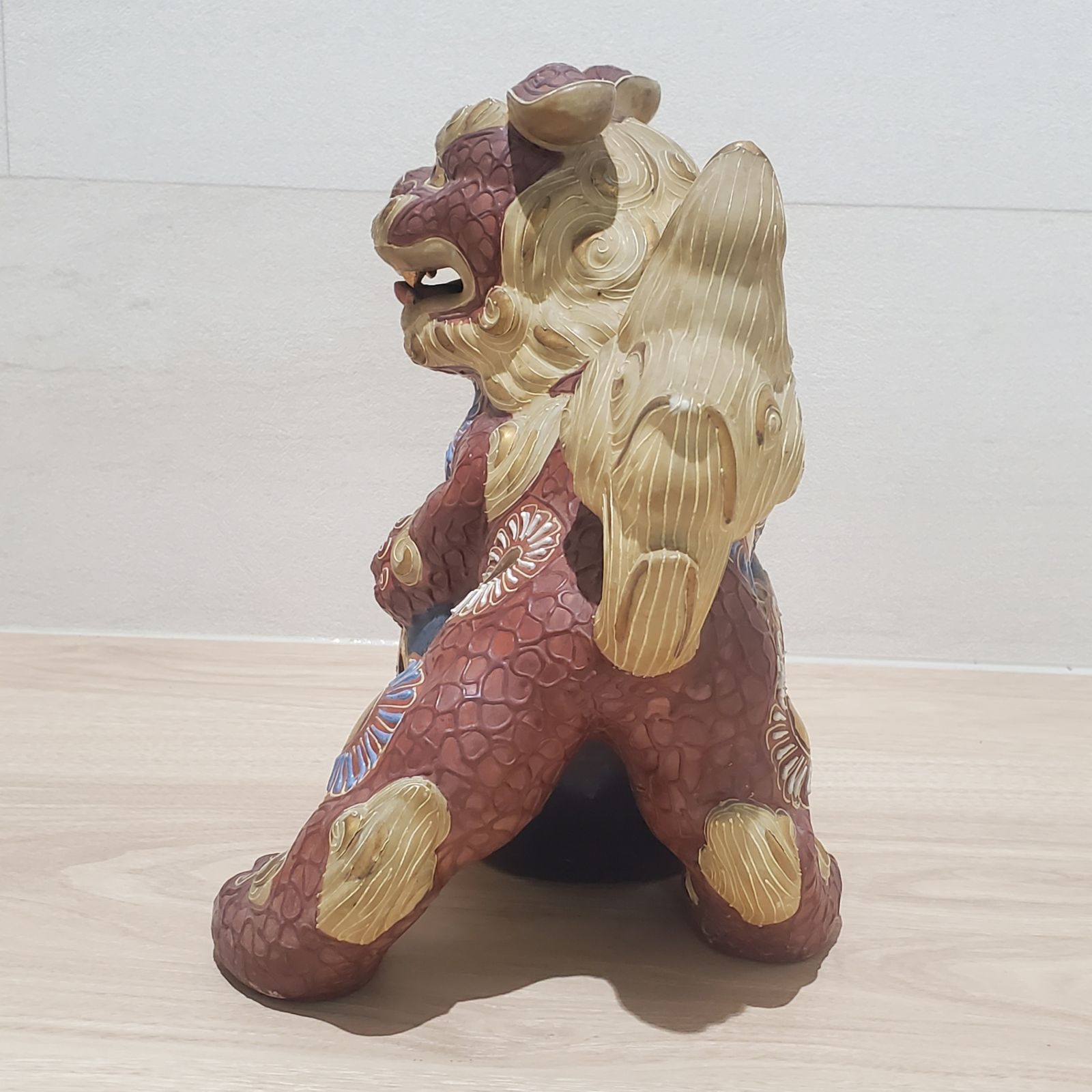 九谷焼 獅子　シーサー　魔除け　風水　招福　健康 九谷焼 玉乗り獅子 高さ約23cm 色絵金彩 置物 玉獅子 縁起物