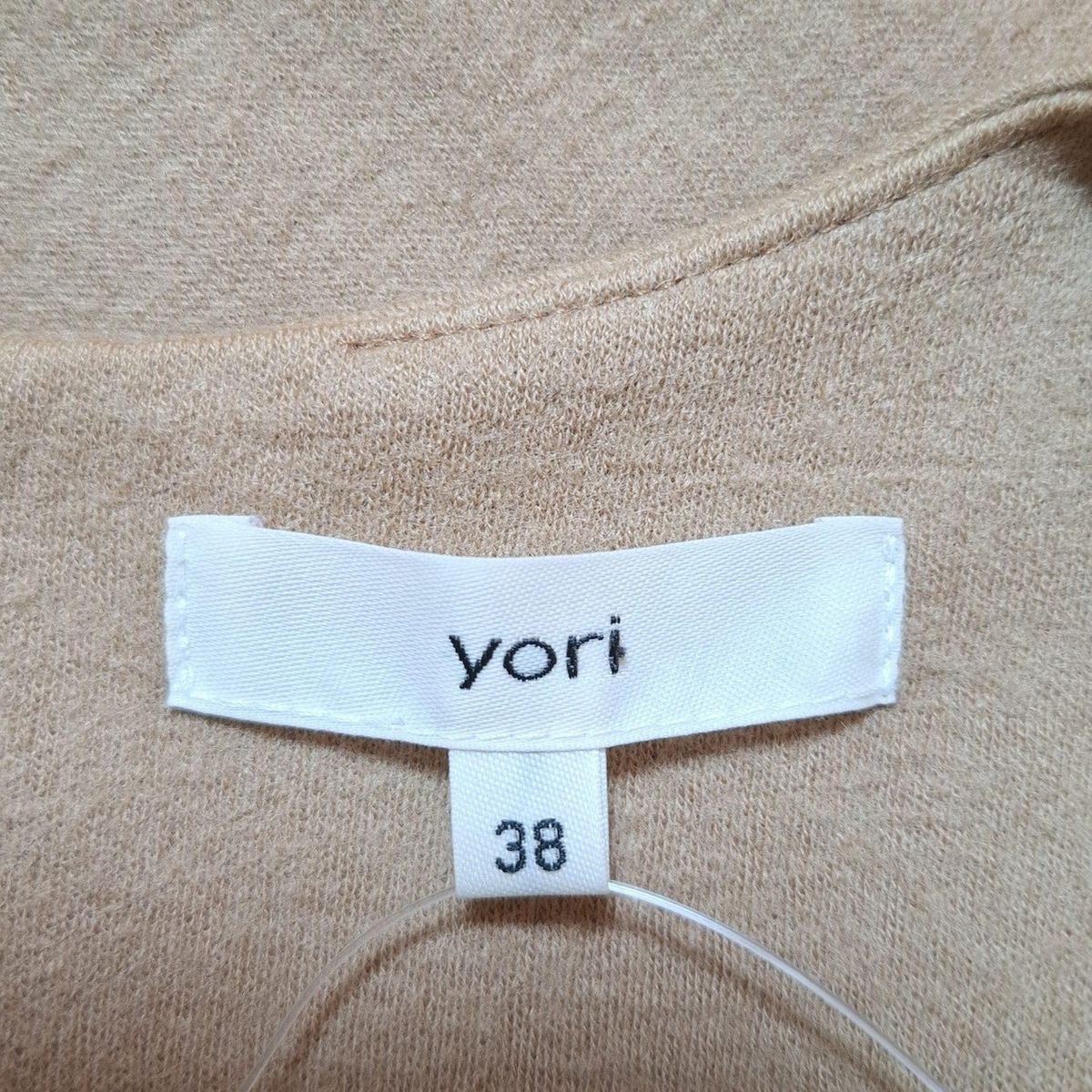 ベージュ クルーネック