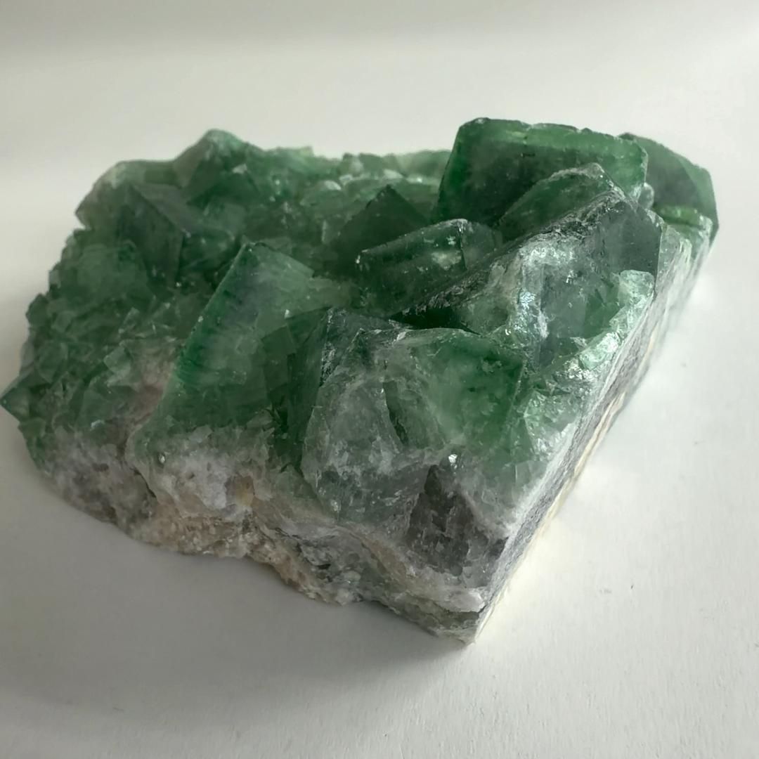 E31612 強い蛍光 マダガスカル産 蛍石 クラスター フローライト 蛍光鉱物 天然石 鉱物 原石 パワーストーン NEXPOTALLINN_EU