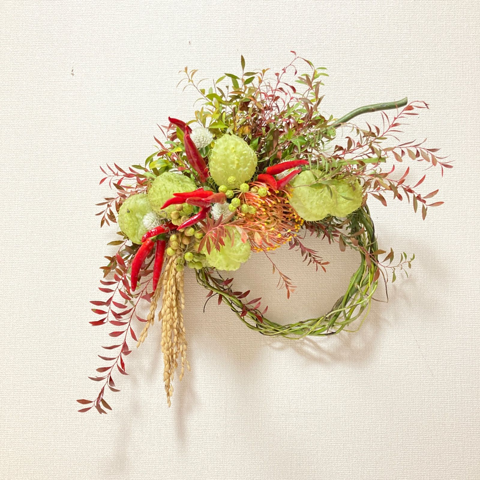 創作キュウイツルスワッグ　ミモザ＆高砂ユリイエロー 創作キュウイツルスワッグ ミモザ＆高砂ユリイエロー - メルカリ