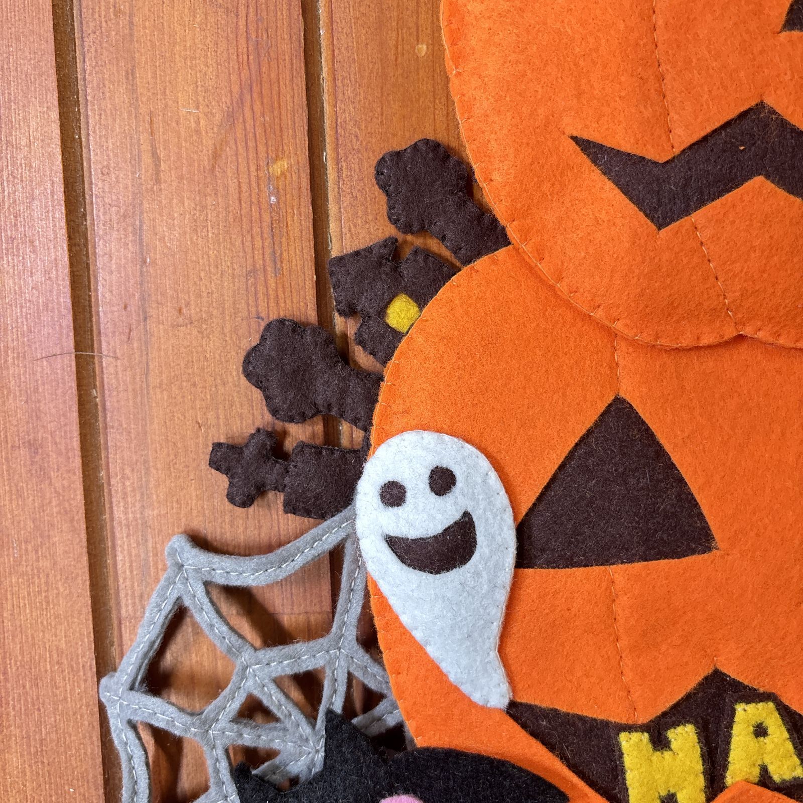 フェルト壁掛け リース ハロウィン HAPPY HALLOWEEN - メルカリ