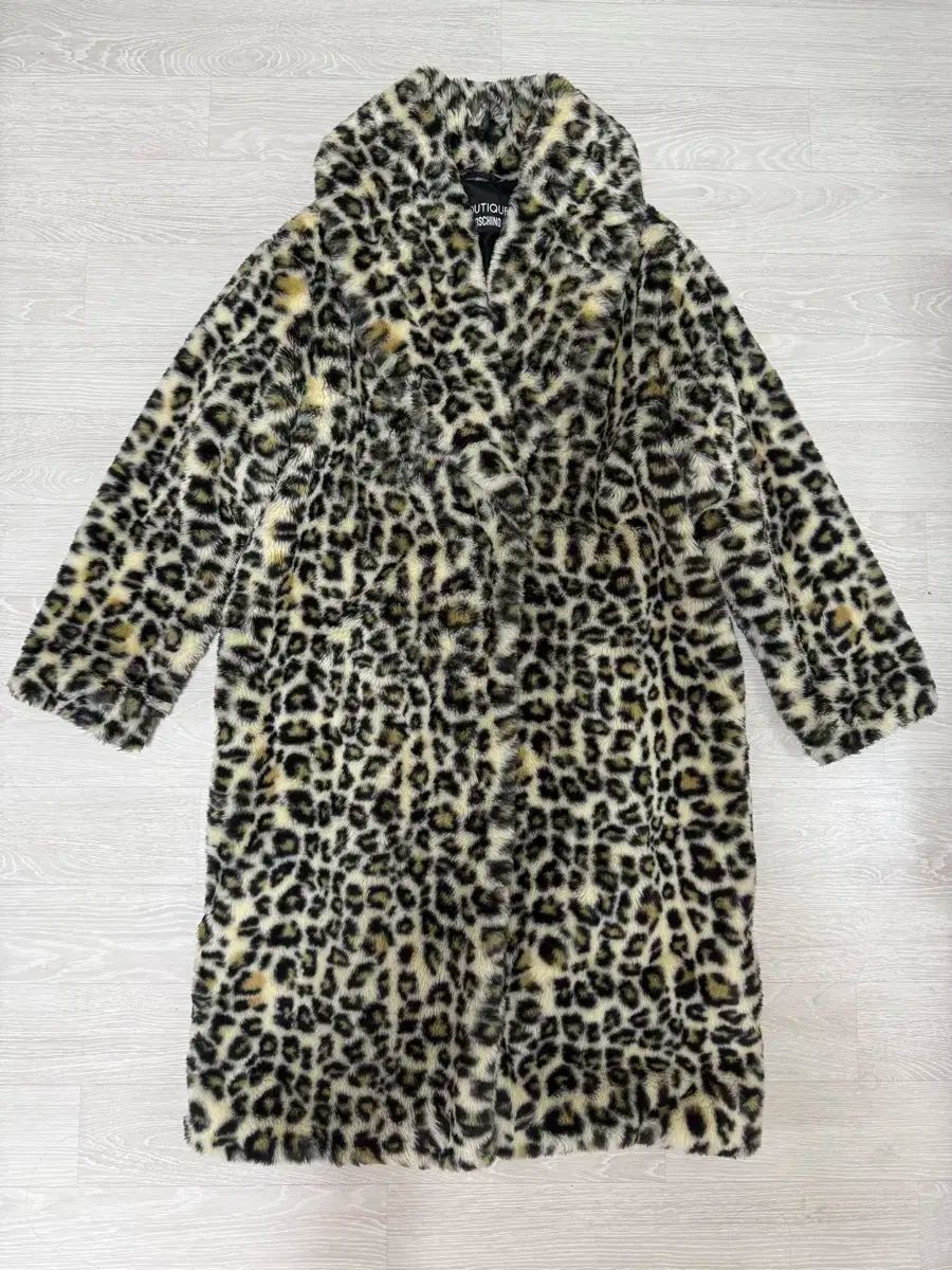 MOSCHINOモスキーノmede in hungaryダブルウールコート Moschino(モスキーノ) レオパード フェイクファー コート - メルカリ
