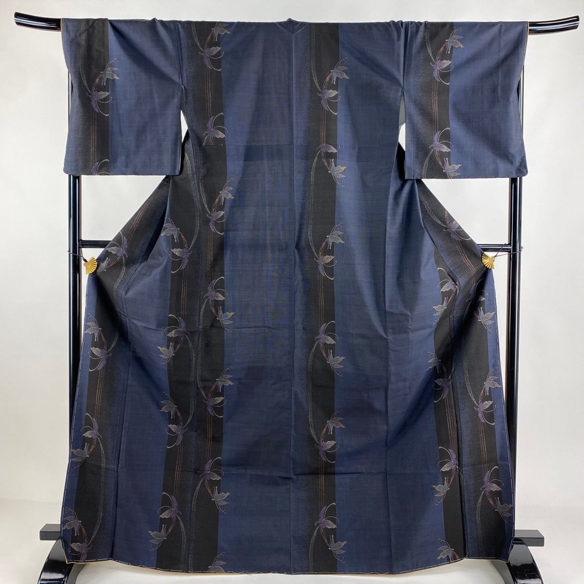 大島紬 身丈165cm 裄丈68cm L 袷 純泥染 証紙あり 菱 網代 焦茶色 正絹 逸品 中古 大島紬 身丈166cm 裄丈68cm L 袷 12マルキ 純泥染 証紙あり 落款あり