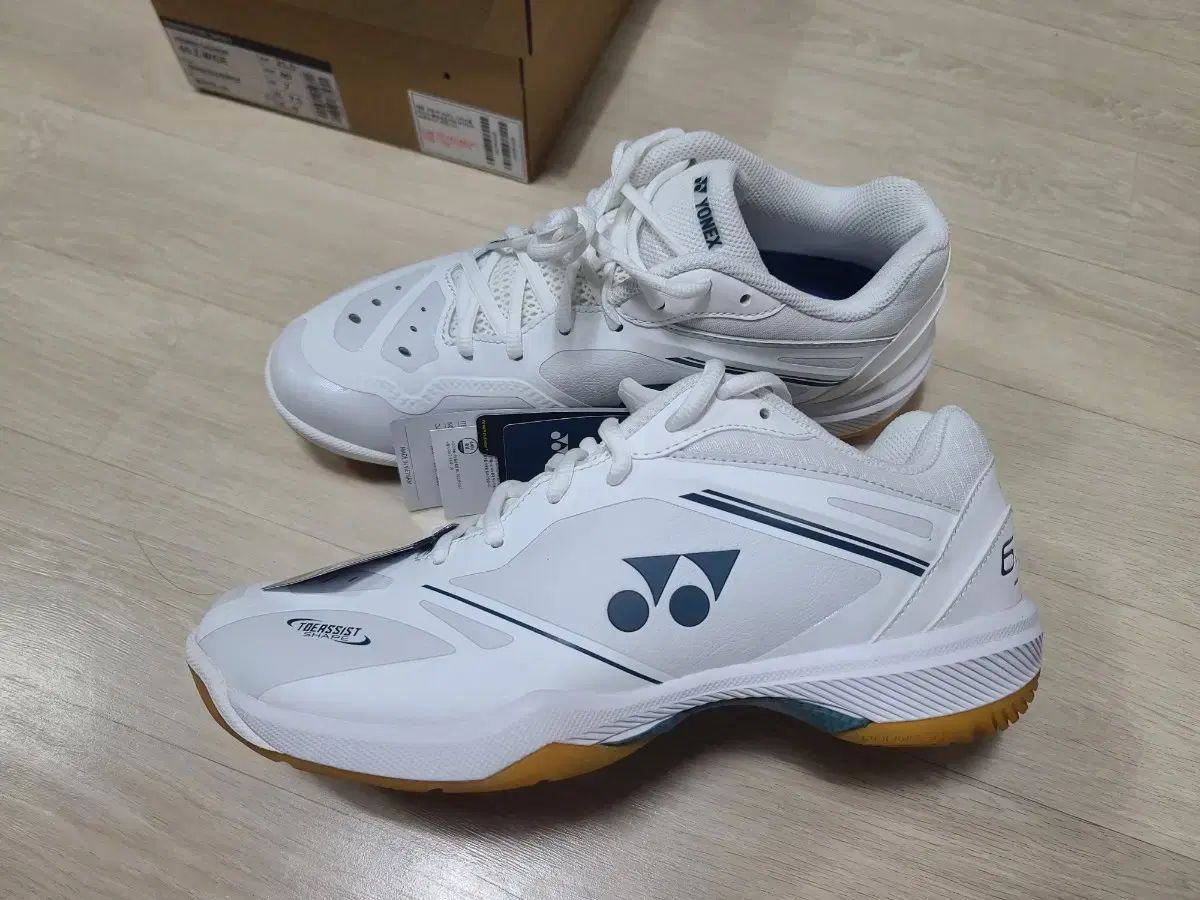 YONEX