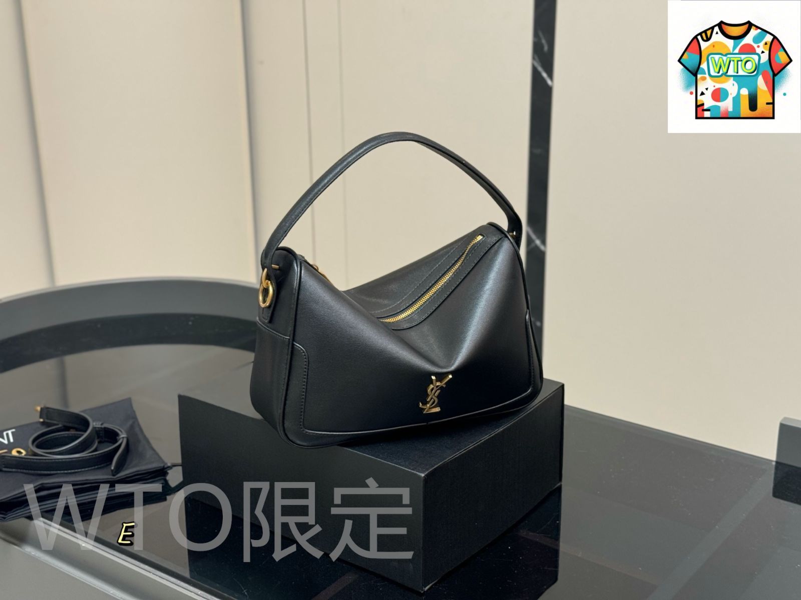 今日 Yves Saint Laurent イヴ サンローラン カメラサプルバッグ ナパレザー製でデザイン性豊かなショルダーバッグ