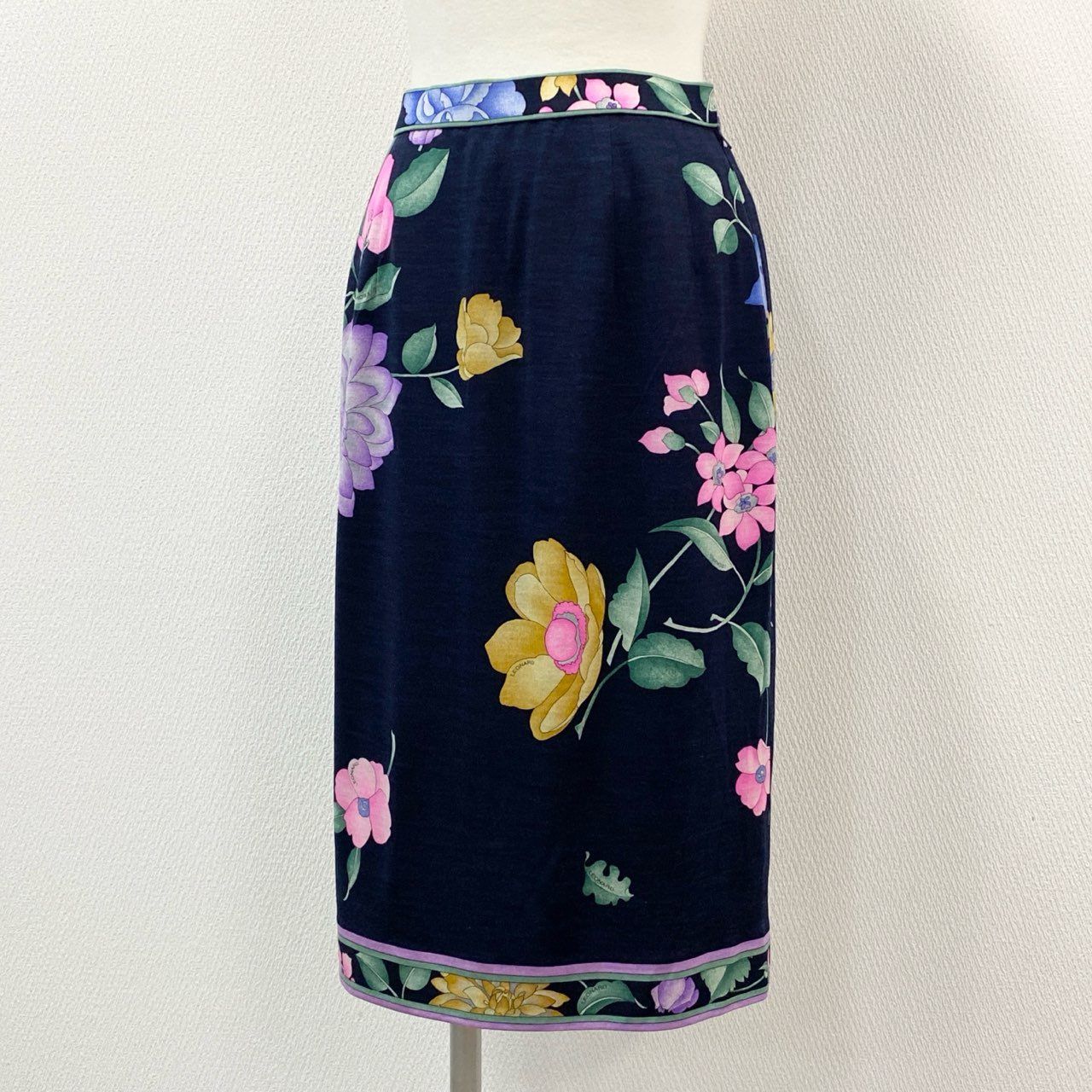 65d30 LEONARD レオナール 美しい花柄プリント フ スカート 膝丈スカート 花柄スカート サイズ67 ネイビー マルチ ウールシルク レディース