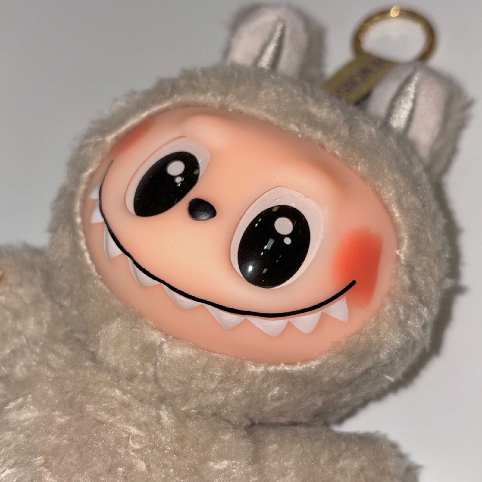 ラブブ風 ぬいぐるみキーホルダー ベージュ - メルカリ