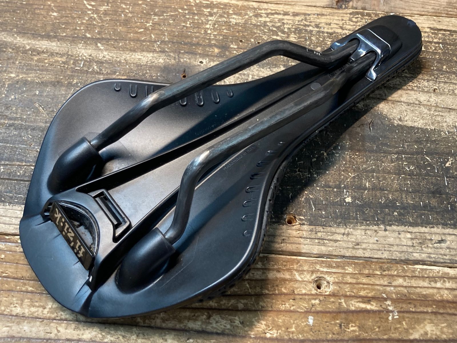 Fizik Versus Evo Adaptive カーボンレール fizik(フィジーク) VERSUS EVO ARIONE 00 カーボンレール