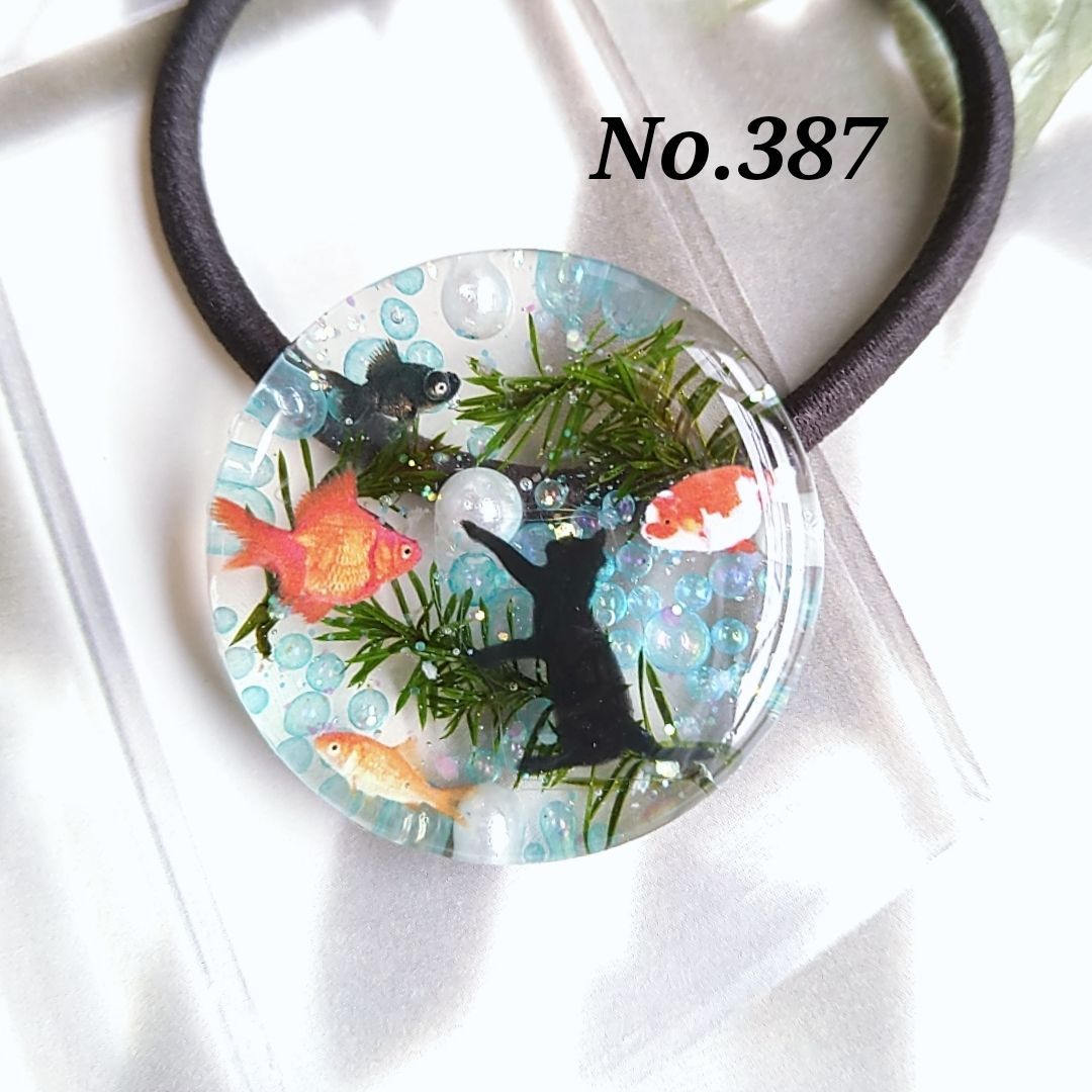 No.387 金魚と猫 レジンヘアゴム - 彩り屋（オーダーお休み - メルカリ