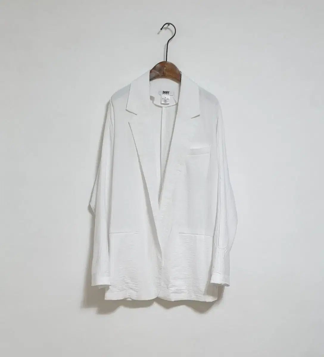 DKNY エンボス
