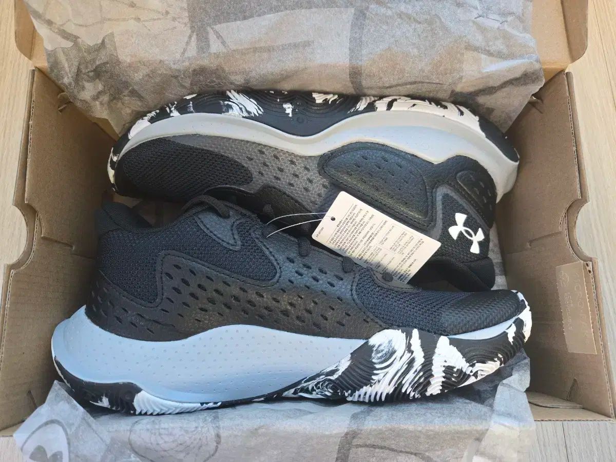 ARMOUR アンダーアーマー