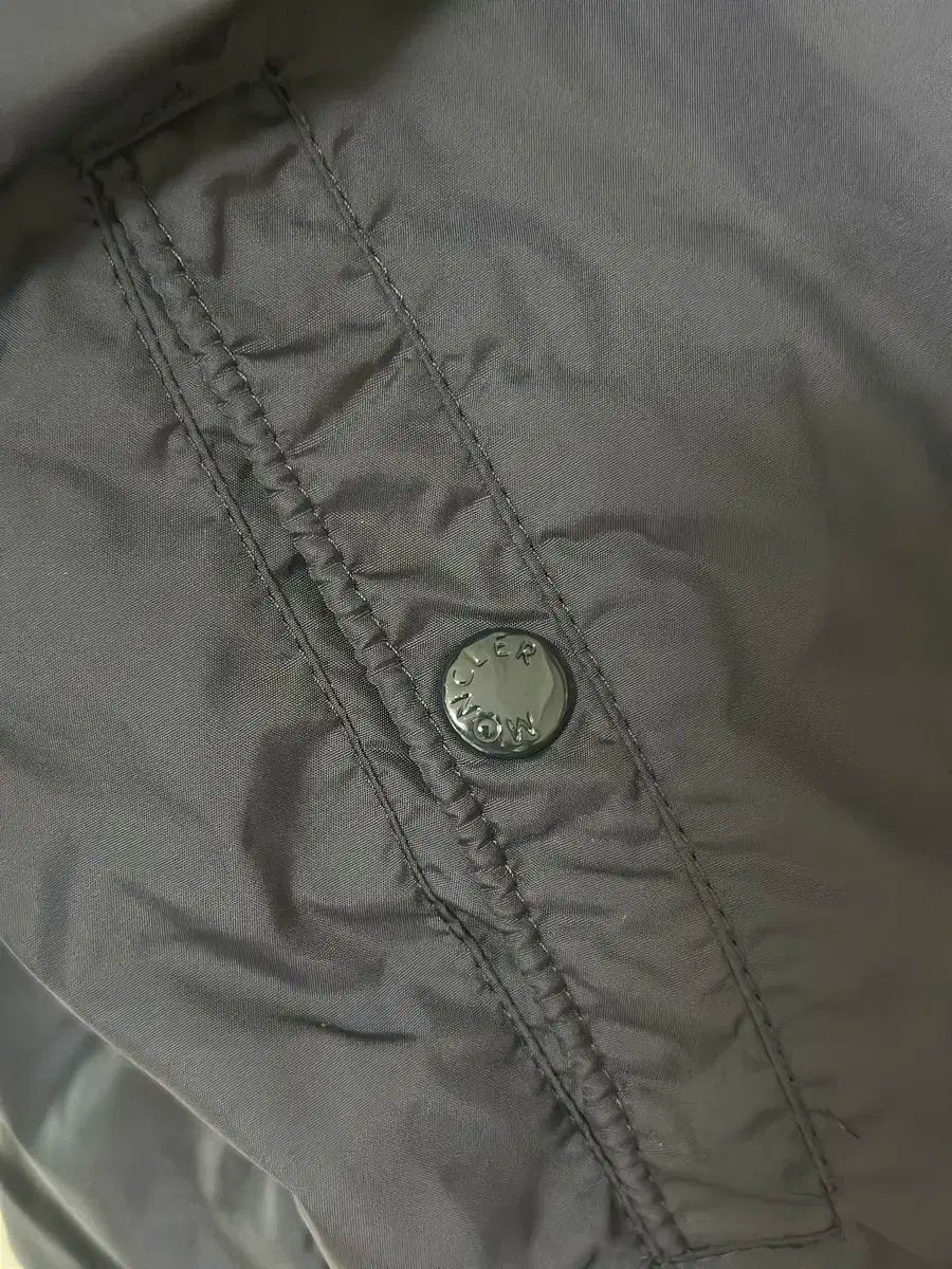 ノイアービル ウィンドブレーカー