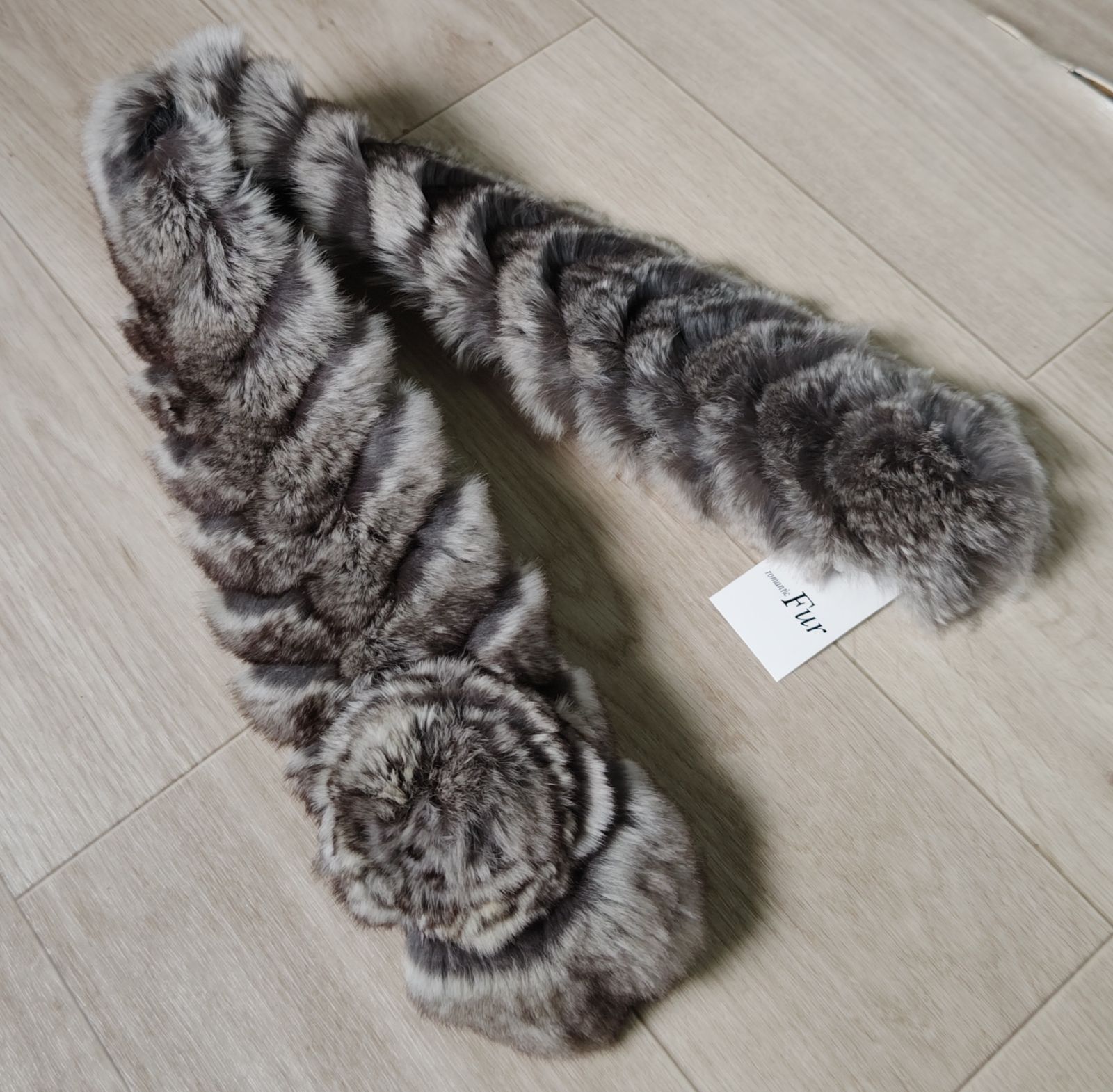 【新品】チンチラファー カラー コサージュ付き クリップ付き リアル マフラー 新品】チンチラファー カラー コサージュ付き クリップ付き
