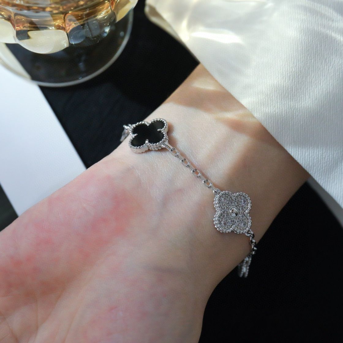 Van Cleef & Arpels 四つ葉ブレスレット カルセドニー Van Cleef & Arpels] ヴァンクリーフ＆アーペルの四つ葉の