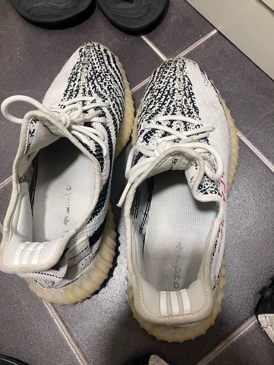  adidas アディダス イージー ブースター 350 V 2 ゼブラ サンダル サンダル