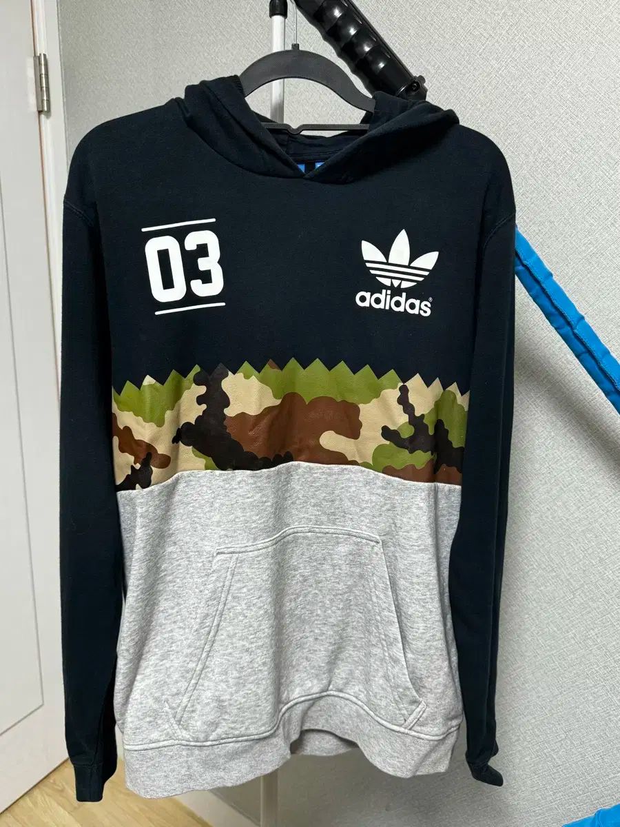 95 adidas(アディダス) オリジナル カーゴ フード付きTシャツ