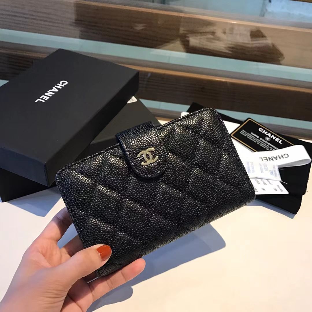 美品CHANEL キャビアスキン マトラッセ 二つ折り財布