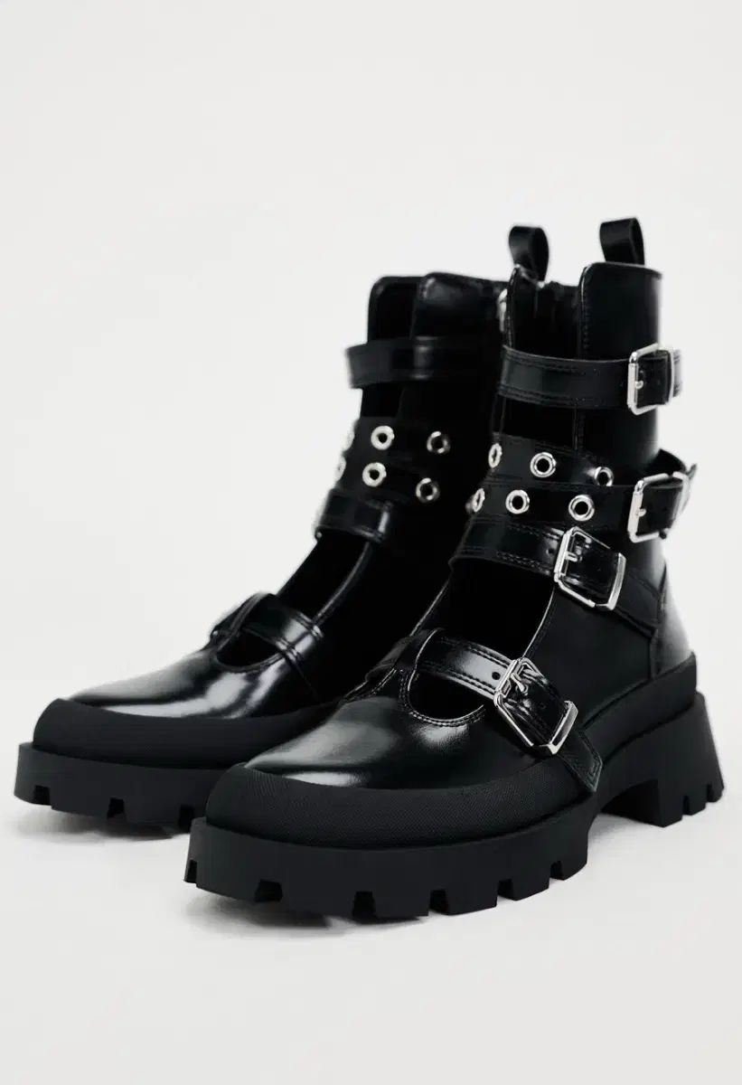 ZARA(ザラ) バックル アンクルブーツ