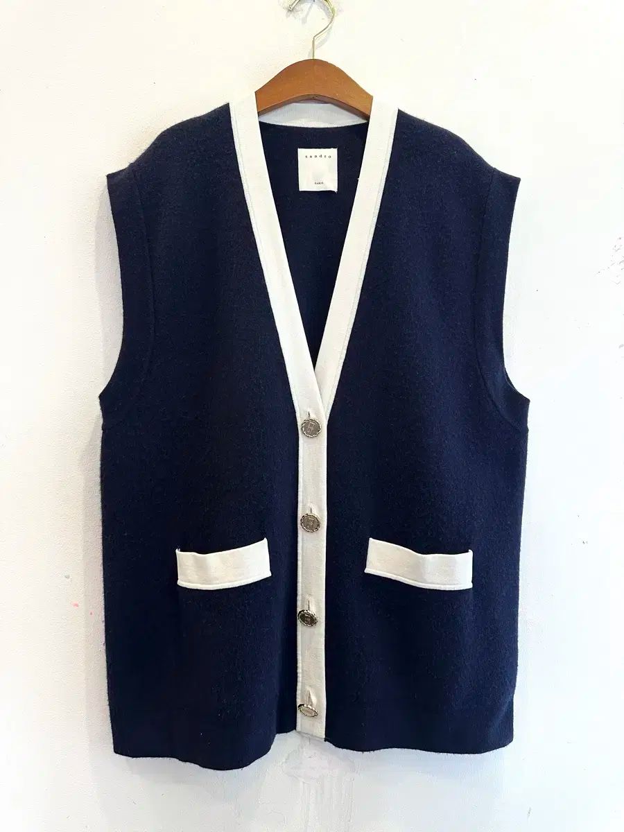 66 77 SANDRO サンドロ ニットベスト 販売しています