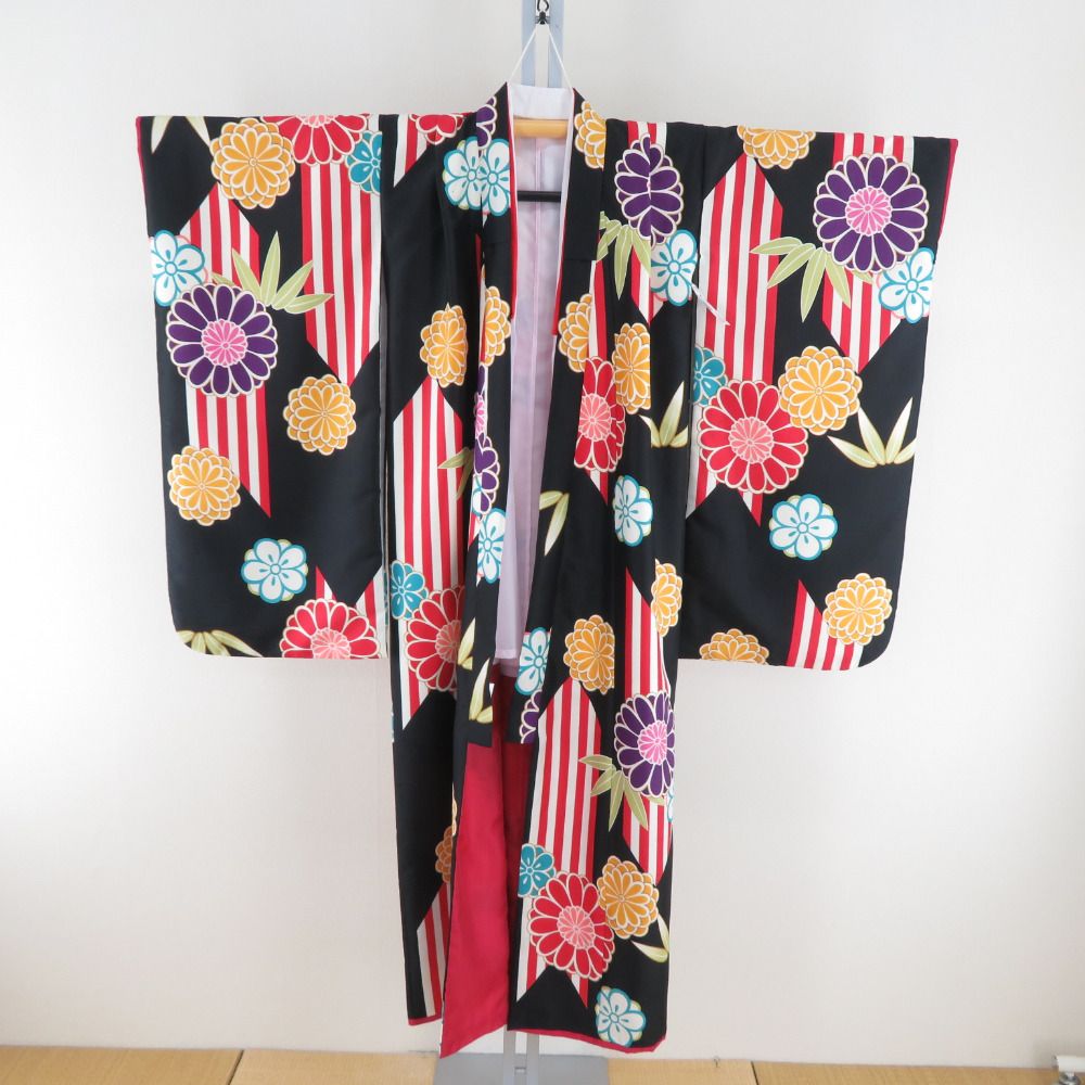 子供着物 女の子用 四つ身 襦袢セット ポリエステル 黒色ｘ多色 矢羽根に花模様 洗える 子供きもの 女児 七五三 祝着 身丈134.5 cm