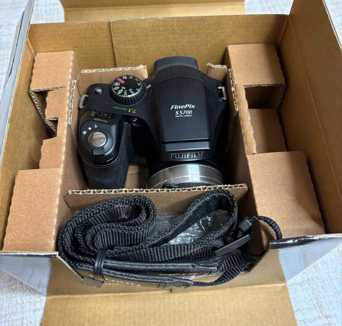 FUJIFILM Finepix S5700 フジフィルム