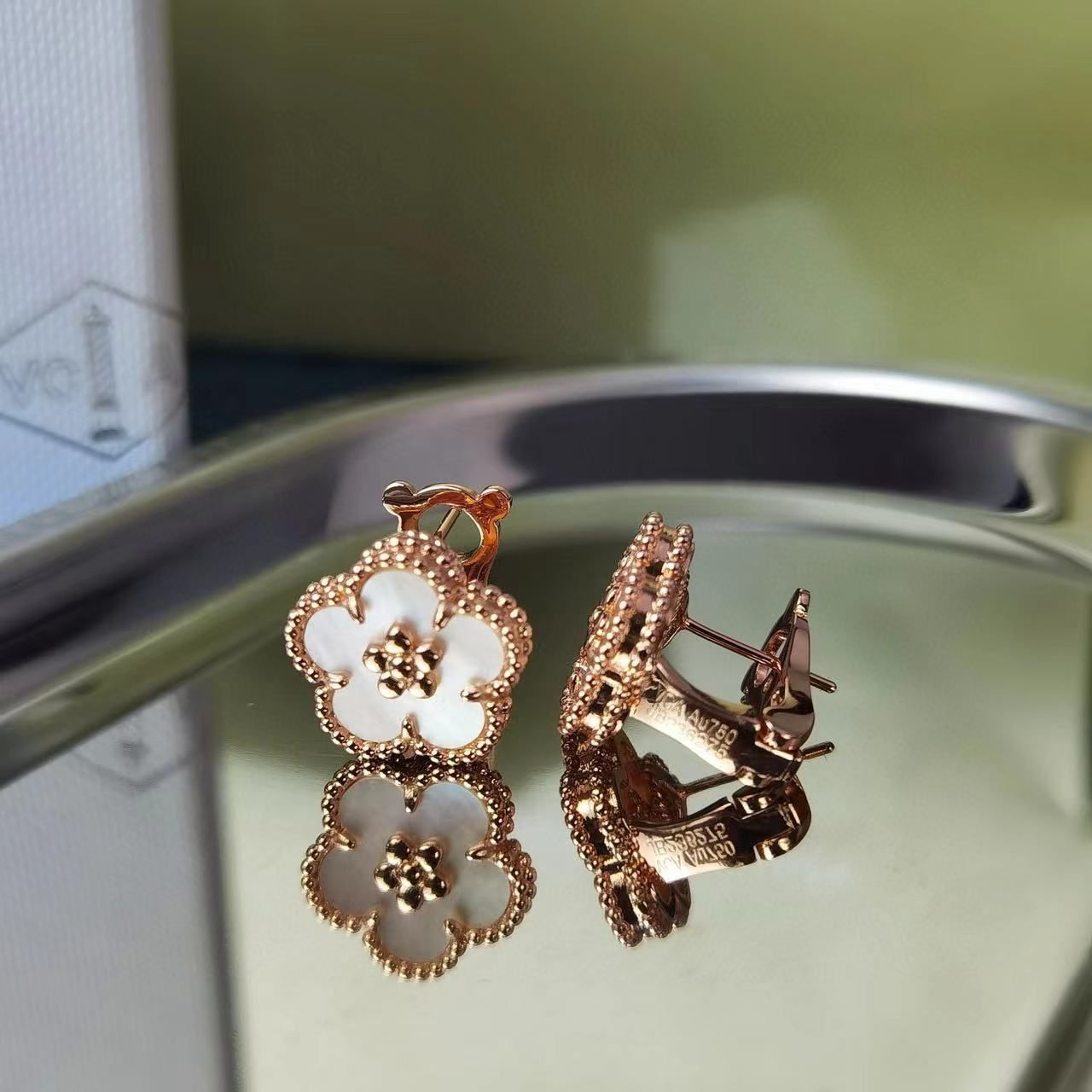 ※様様 ヴァンクリーフ＆アーペル ピアス ヴァン クリーフ＆アーペル 梅のピアス Vca 四つ葉のクローバー