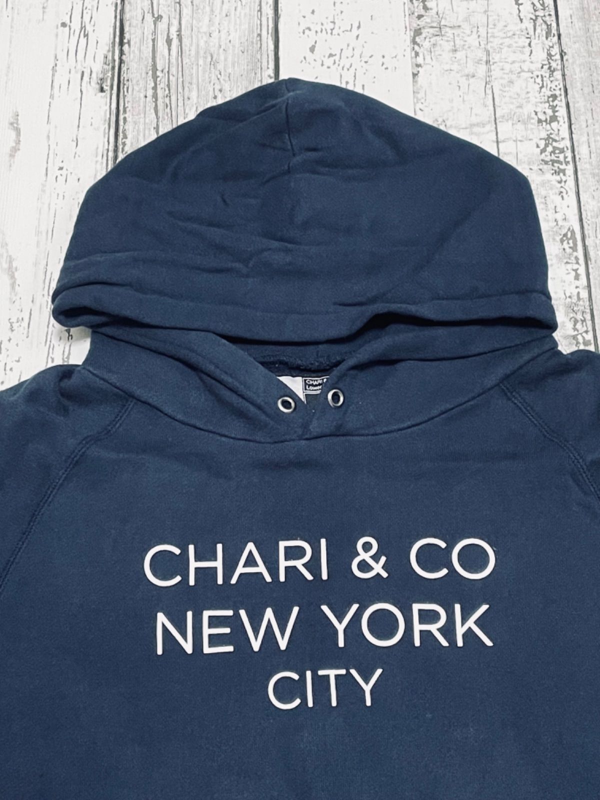 CHARI＆CO NYC TEXT LOGO HOODIE CHARI＆CO NYC TEXT LOGO HOODIE チャリアンドコー パーカー ネイビー