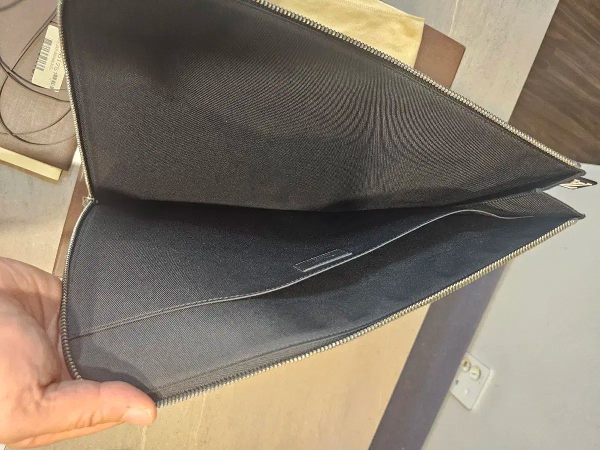 ルイヴィトン ポシェット ジュール GM クラッチバッグ モデル WWW_KARIMZIABAT_FR