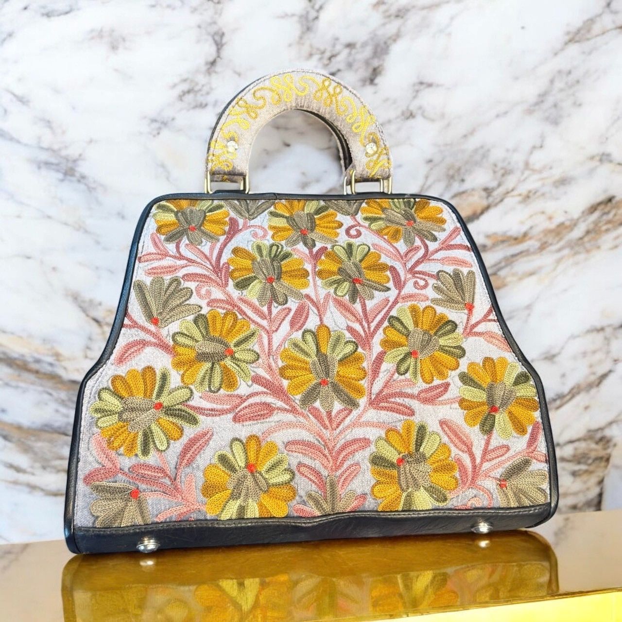 ハンドバッグ 牛革 シルク刺繍 カシミール伝統工芸 ベルベット調 モンステラ柄 トートバッグ 大容量 スタッズ付き ボタニカルデザイン レディース 花柄 手提げバッグ ハンドメイド 本革 刺しゅう 上品 個性的 アートバッグ エスニック調