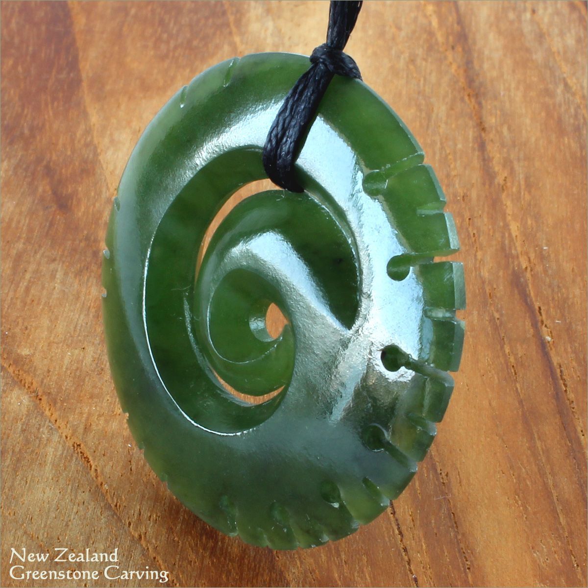 ニュージーランド グリーンストーンマオリカービングペンダント コル