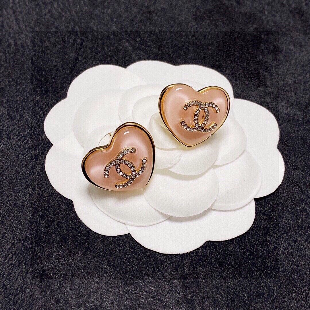 【大人可愛い♡】CHANEL ハートピアス エレガントな耳元に すぐ届く♪》エレガントな耳元に☆【CHANEL】ハートピアス