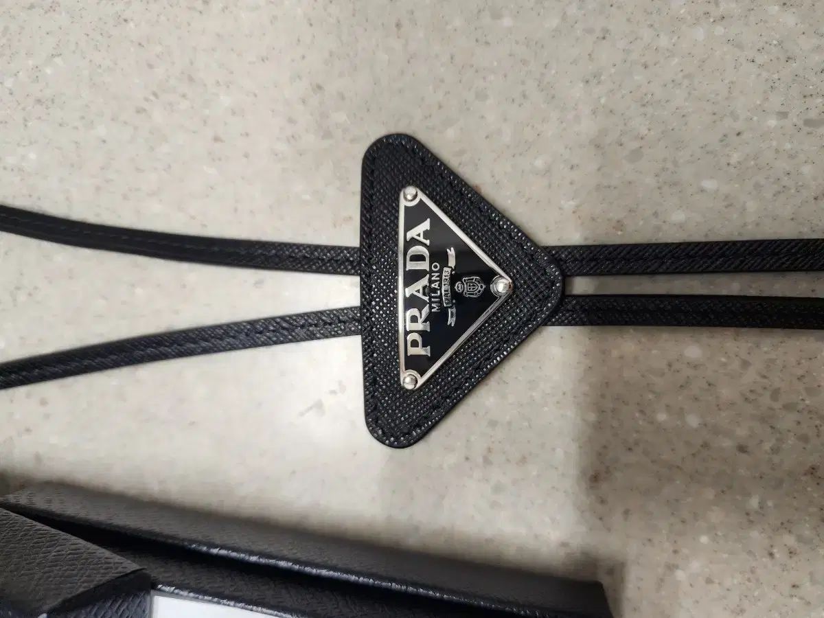 Prada プラダ サフィアーノ ボロタイ ブラック