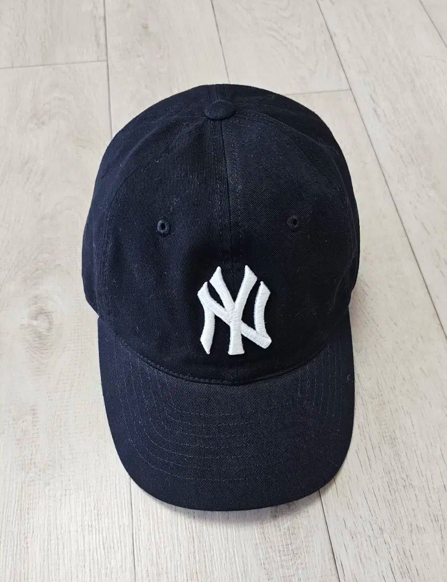 MLB MLB(エムエルビー) ニューヨーク ヤンキース 刺繍 ビッグ ロゴ ボールキャップ 野球 帽子 ブラック ホワイト