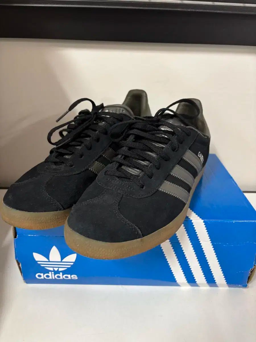 255 adidas アディダス ガゼル コア 黒 パントン gx2210