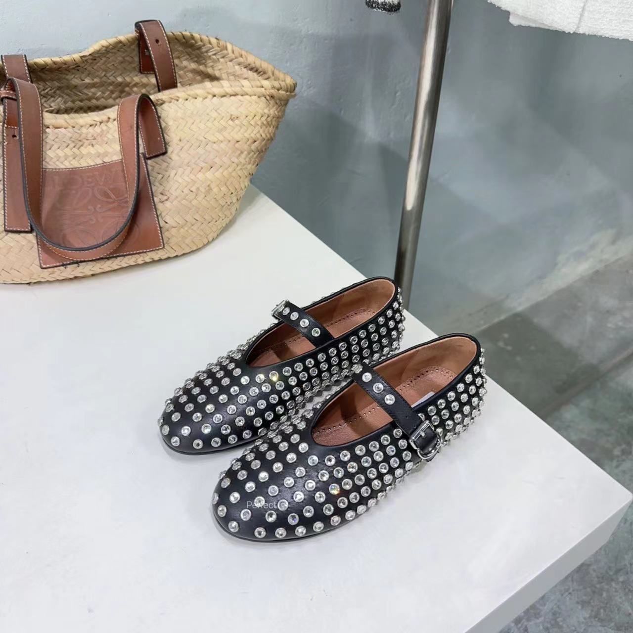 超人気 ALAIA アライア ファッション レディース 靴 ローファー 革靴 フラットシューズ バレエシューズ パンプス ラインストーン ブラック