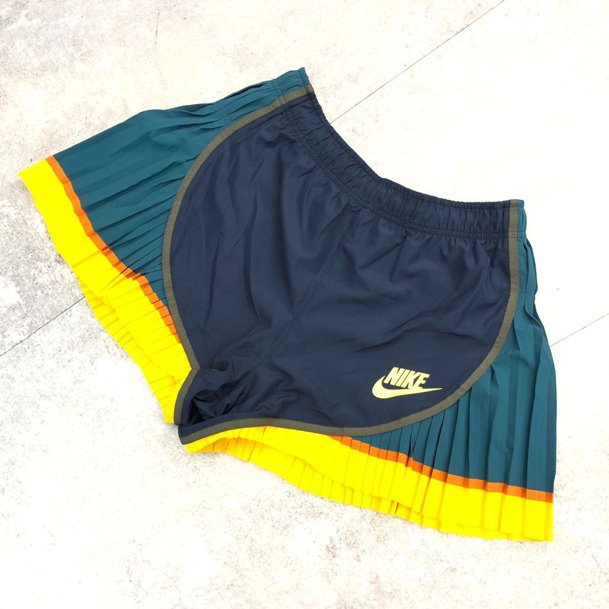 NIKE ナイキ × SACAI サカイ コラボ PLEATED TEMPO SHORTS プリーツ