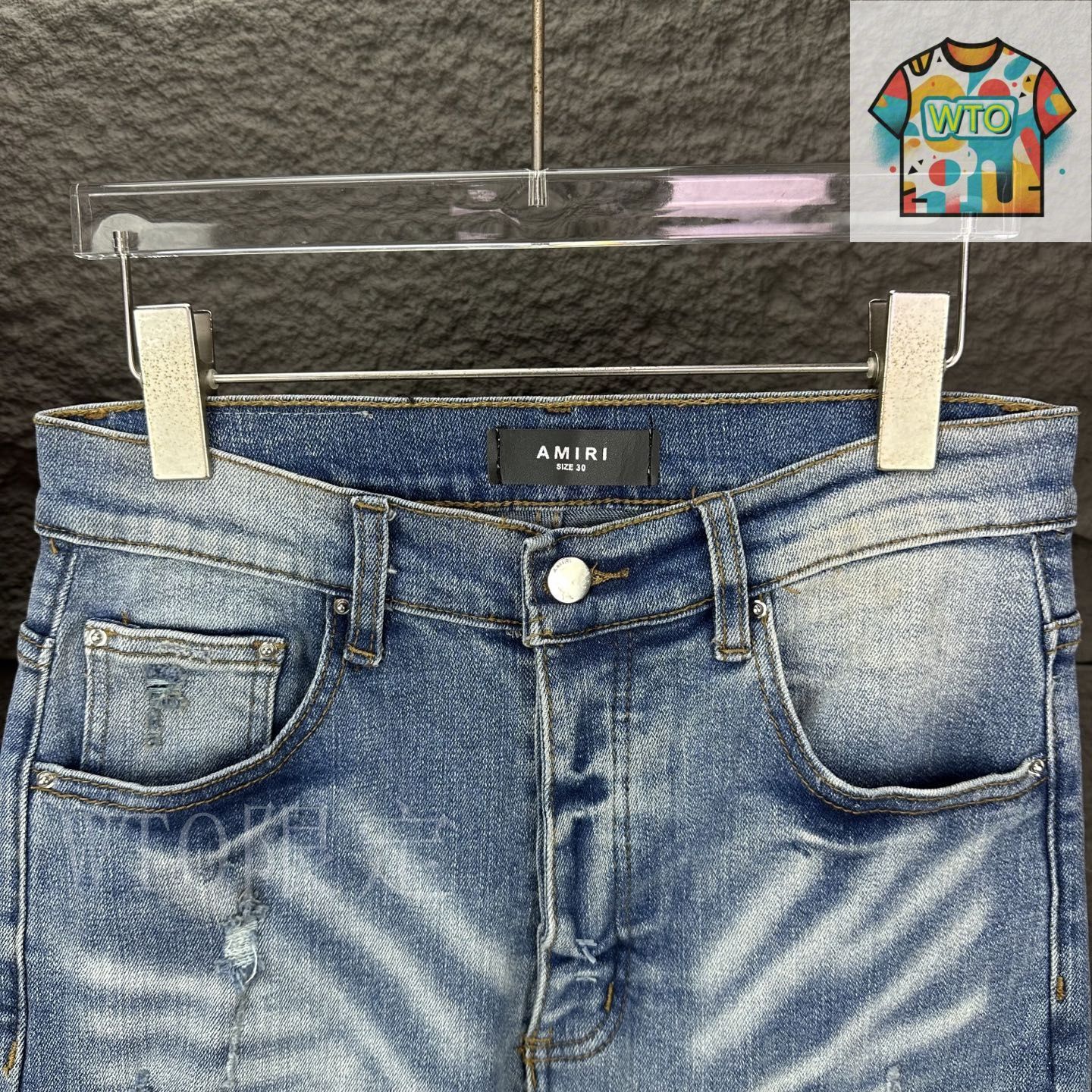 Amiri 刺繍ロゴ入りジーンズ ストームグレーでクールな印象 Amiri 刺繍ロゴ入りジーンズ ストームグレーでクールな印象