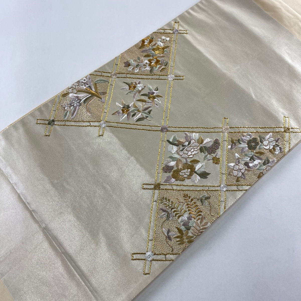 袋帯 美品 秀品 格天井 草花 金糸 刺繍 銀色 お太鼓柄 正絹