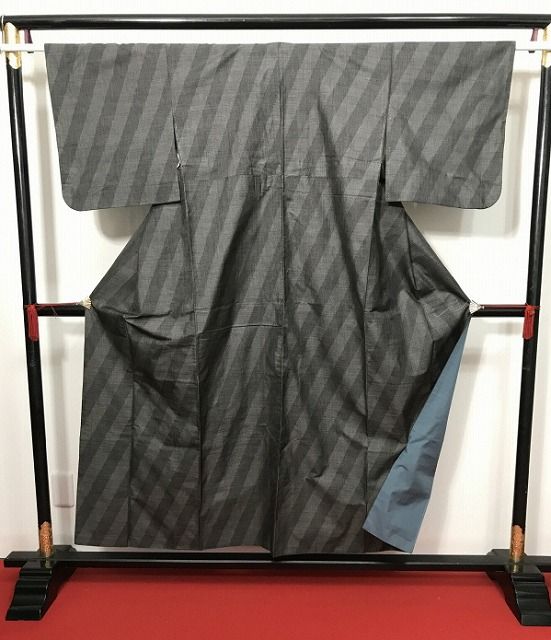 紬 正絹 黒地に菊花文様 裄62cm Sサイズ 袷着物