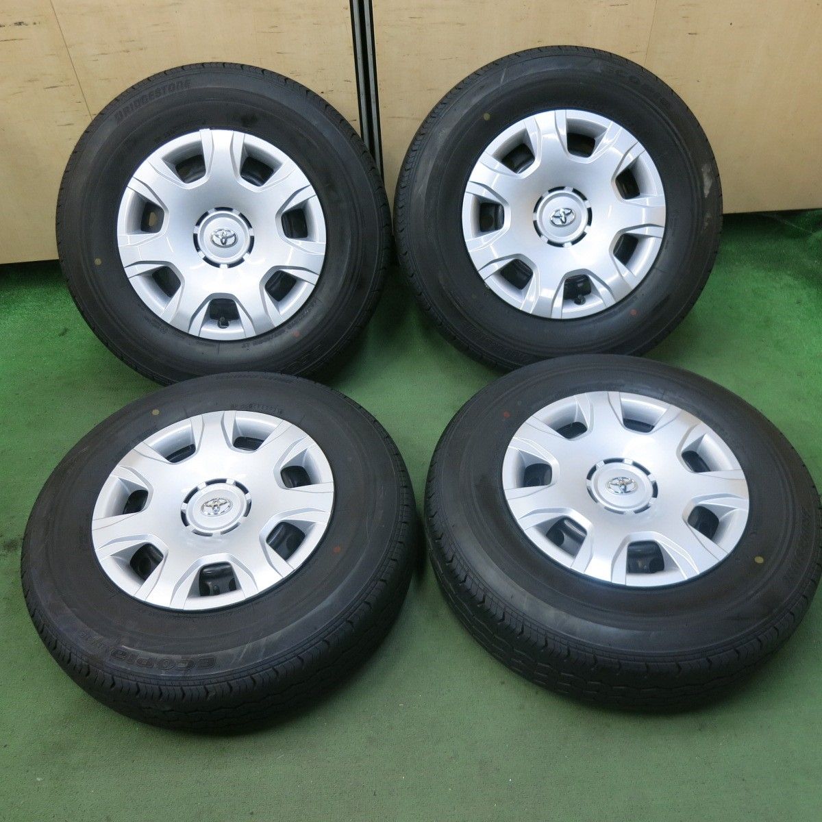 新車外し 21年 トヨタ 200系 ハイエース 純正 スチール 195 80R15 107 105N ブリヂストン エコピア RD613 15インチ PCD139.7 6H 5100404SKノ